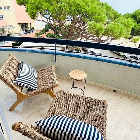 Beachfront Sea View, 75m Size And Parking Lägenhet *