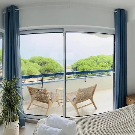 Beachfront Sea View, 75m Size And Parking Lägenhet *