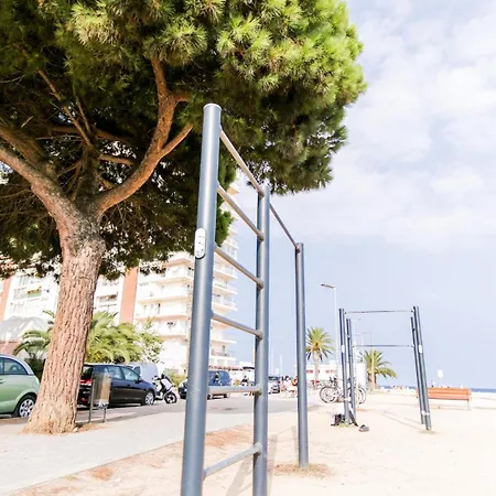 Beachfront Sea View, 75m Size And Parking Lägenhet *